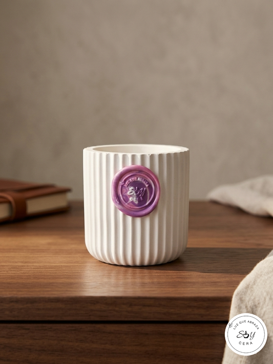 VELA ARTESANAL "VIBRA" | Cera de Soja 100% Natural en Envase de Resina Blanca (180g)